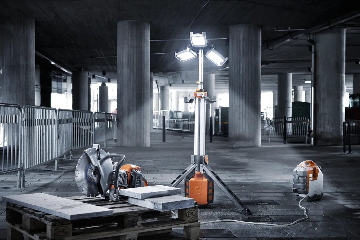 Akumulátorové pracovní světlo na stojanu HUSQVARNA WL 24 PACE Akumulátorové pracovní světlo na stojanu HUSQVARNA WL 24 PACE