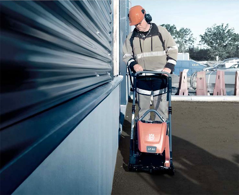 Vibrační deska na dlažbu a živici Husqvarna LF 80 LAT - 85 kg - pronájem Olomouc Vibrační deska na dlažbu a živici Husqvarna LF 80 LAT - 85 kg - pronájem Olomouc